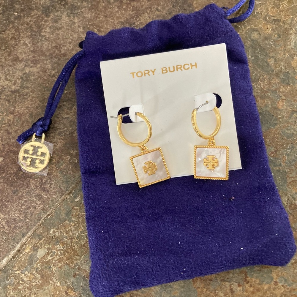 TORY BURCH huggie square logo earrings